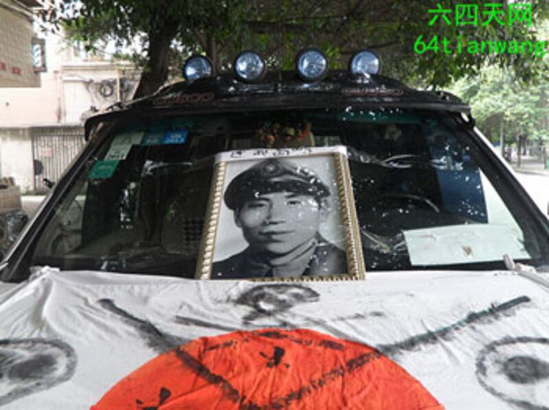 2012年9月12日，四川成都市有市民在汽車上張貼抗議日本的橫幅。（天網義工提供）