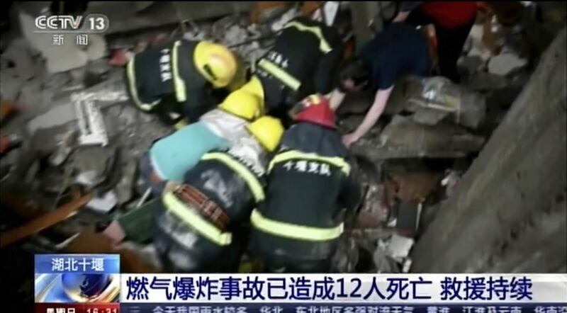 湖北十堰集贸市场燃爆导致12人死亡。（美联社/CCTV）