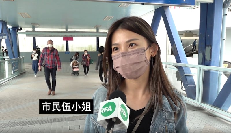 90後市民伍小姐向本台稱,擔心香港教育和港府政策過度大陸化,很多人被打亂原有的人生規劃而選擇離港。(石頭 攝)