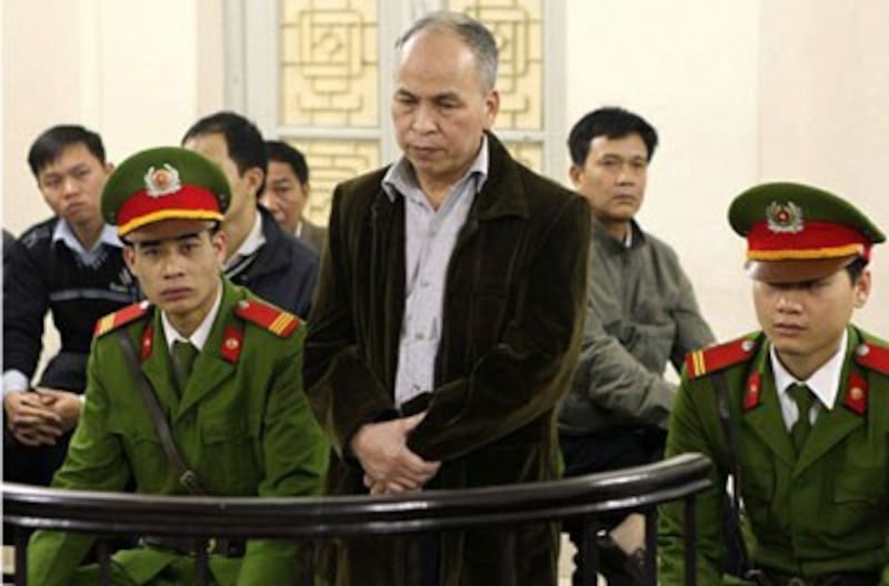 Nhà văn, blogger Phạm Viết Đào, tại phiên xử ở Toà án nhân dân Hà Nội ngày 19 tháng 3 năm 2014. AFP photo