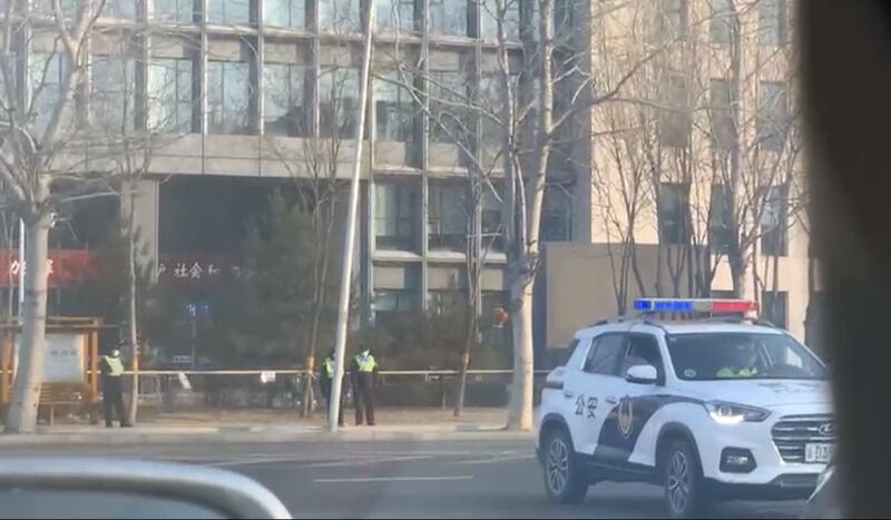 北京海淀法院门口，警方拉起警戒线。（志愿者提供/记者乔龙）