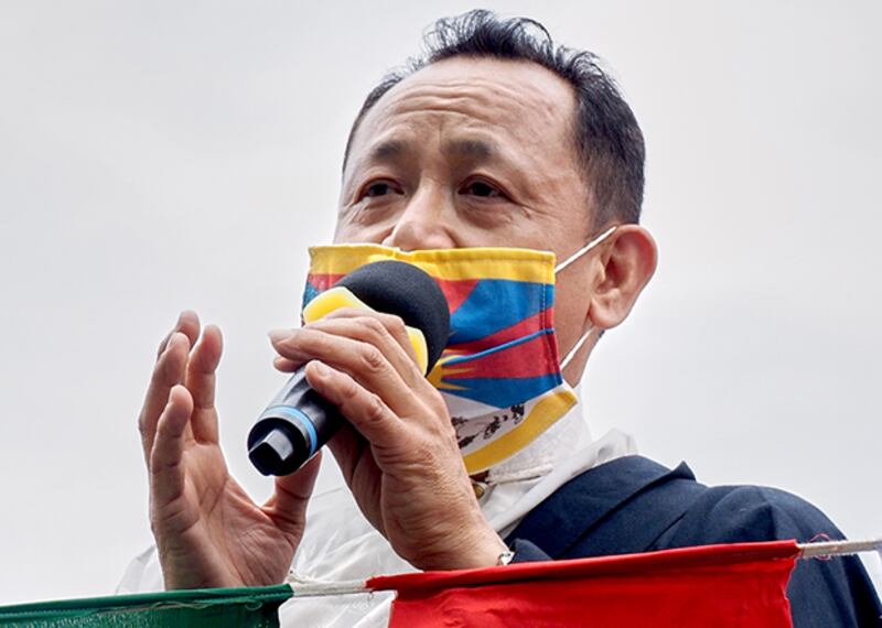 2020年3月8日,在台西藏人福利協會會長丹增南達︰因應武漢肺炎,今年遊行全程戴口罩不喊口號。(鍾廣政 攝)