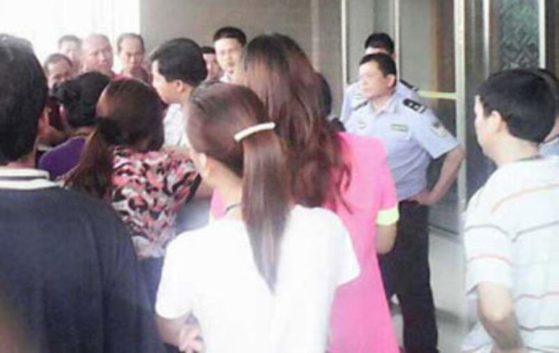 7月23日,佛山“葳林家具”用品廠工人於廠外堵路及靜坐時,當局出動過數十警員到場驅趕,五名工人一度被帶走,另有一名女工被警方打傷入院。(工人提供)