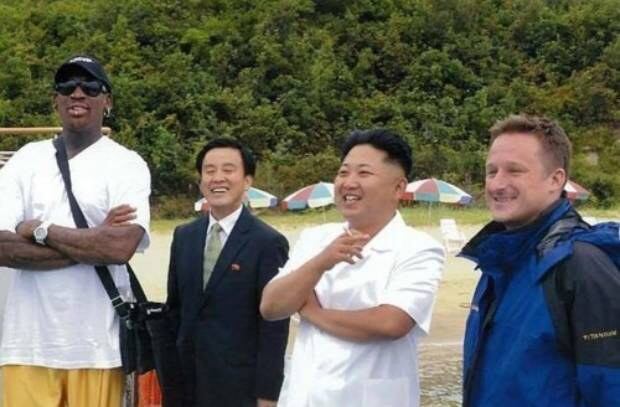 중국 당국에 체포된 캐나다인 대북 사업가 마이클 스페이버가 미국프로농구 선수 데니스 로드먼 방북시 함께 김정은 북한 국무위원장과 만나 환담하고 있다.