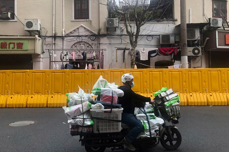 2022年3月30日上海封城期间的一名送货工（美联社）