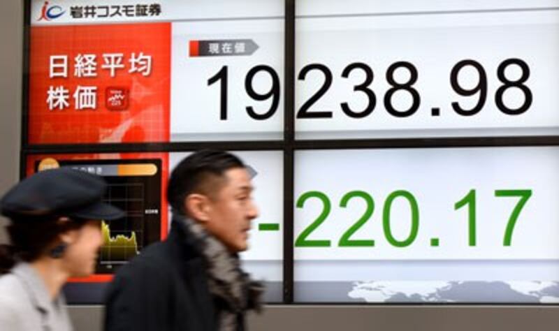 Một bảng điện tử báo chỉ số Nikkei trước một công ty chứng khoán tại Tokyo vào ngày 14 tháng 2 năm 2017.