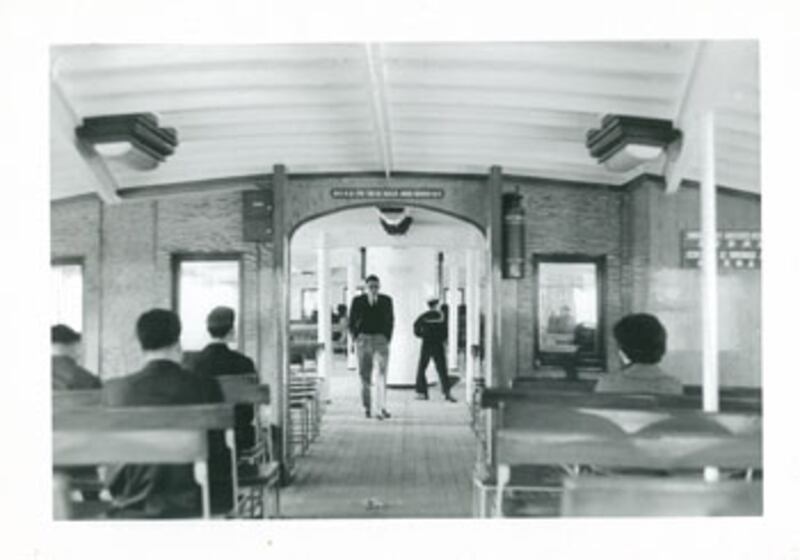 香港60年代老照片之三：輪渡上。 （美國傳教士石天玉提供）