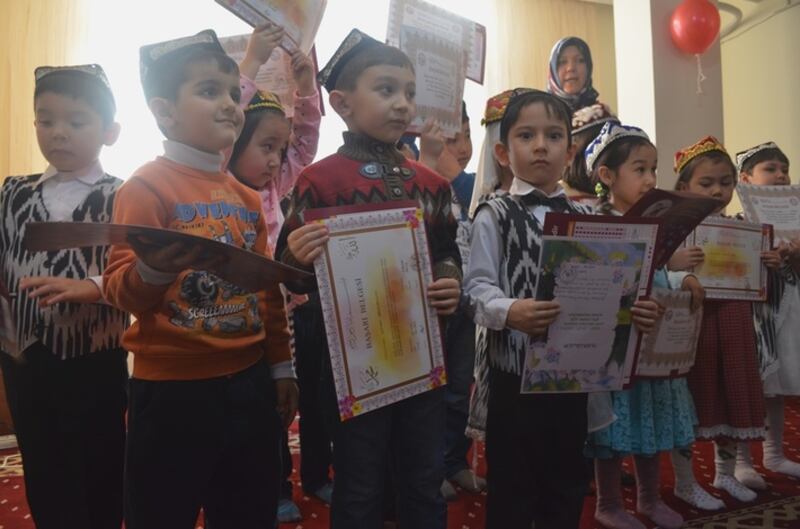 ئىستانبۇلنىڭ زەيتىنبۇرنۇ رايونىدىكى ئۇيغۇر يەسىلىسىدىكى بالىلار سىنىپتا