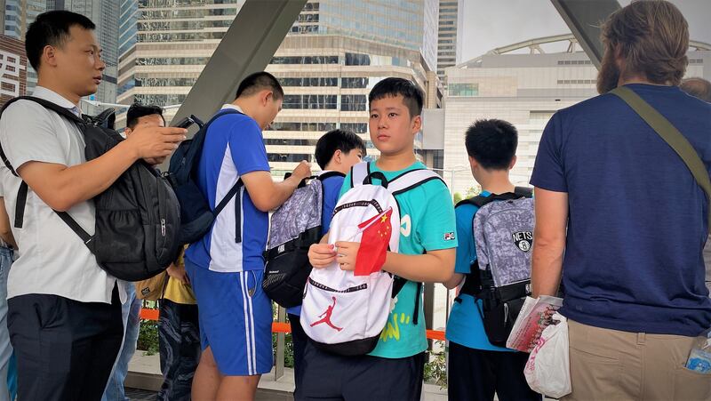 不少內地人手持中國國旗觀看「七一」升旗禮。 （李若如攝）