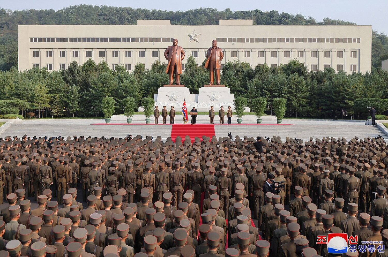 북한 김정은 국방위원장이 7일 창립 60주년을 맞이한 김정은국방종합대학을 축하방문하고 연설을 했다고 조선중앙통신이 8일 보도했다.