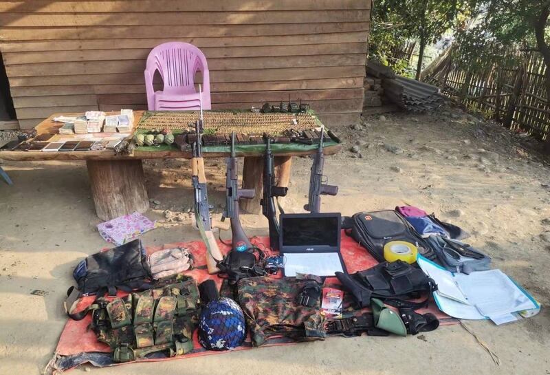 (မိုးညှင်းမြို့နယ် မော်ဟန်ရဲစခန်းကို ဖေဖော်ဝါရီ ၃ ရက်နေ့က KIA နဲ့ PDF ပူးပေါင်းတပ်တွေ တိုက်ခိုက်ခဲ့ပြီးနောက် သိမ်းဆည်းရမိတဲ့ လက်နက်ခဲယမ်းများကို တွေ့ရစဥ်) Photo: KIA PDF