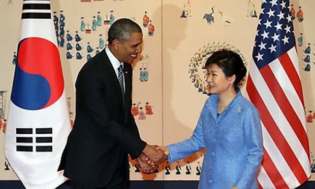 사진은 2014년 4월 25일 한·미 정상회담에 앞서 박근혜 대통령이 미국 오바마 대통령과 악수하는 모습. 