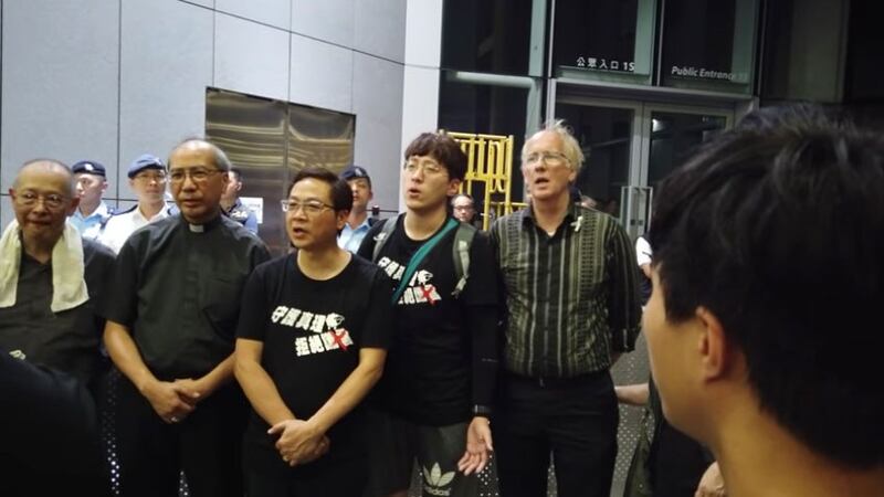 天主教香港教区多次发主声明,要求政府撤回条例,5月17日,宗座署理汤汉枢机向全港堂区下达指示,请堂区在本周各台弥撒,呼吁教友为香港因政府修订“逃犯条例”引致的恐慌和撕裂,以及市民的安全和自由祈祷。图为反送中示威诗歌颂唱。(视频截图)