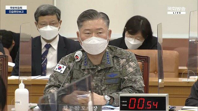 원인철 한국 합동참모본부 의장은 탈북민이 강원도 전선의 일반전초 철책을 넘어 월북한 사건에서 군 경계망이 뚫린 것에 대해 사과했다.