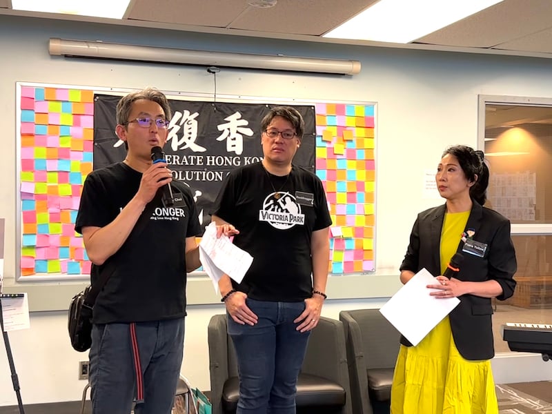 「Revolution in Color 顛倒黑白」藝術展由五名多倫多港人藝術家合辦，其中（左起）Ricker Choi、Fiona Yellow及RockFrogger在現場向觀眾介紹作品。（胡彗藍 攝）