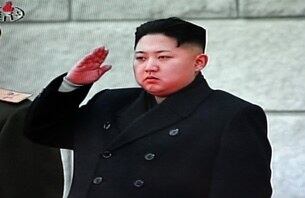 김정일 국방위원장의 영결식이 열린 28일 오후 김정은 노동당 부위원장이 평양 금수산기념궁전에서 인민군들의 경례에 답하고 있다.