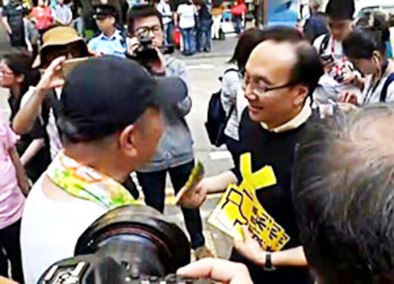 2015年4月26日，公民黨梁家傑穿上打了交叉的文化衣，拒絕假普選要“袋一世”。(粵語組林靜攝)