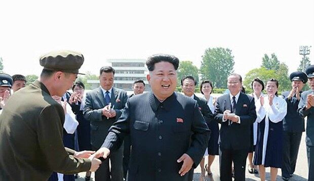 김정은 북한 국방위원회 제1위원장이 지난 5월 열린 제2차 전국청년미풍선구자대회에서 참가자와 악수를 하고 있다.