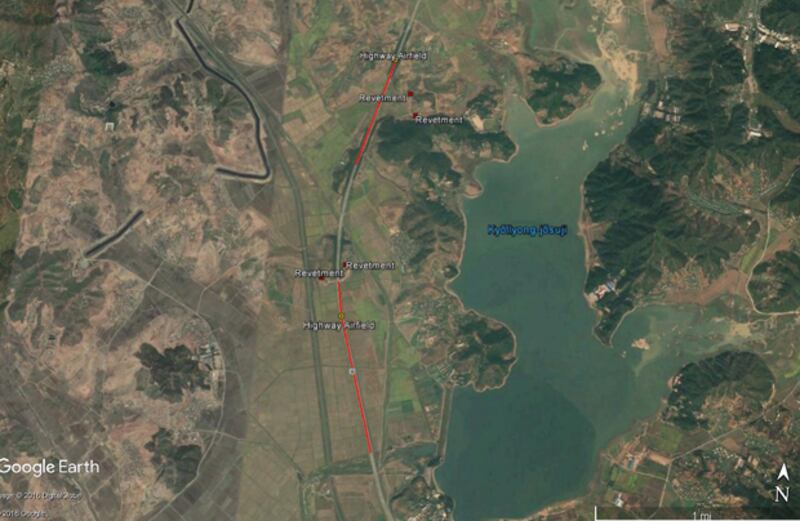 평양-묘향산 고속도로의 일부 구간. 이중 두 곳은 비행기가 이륙 또는 착륙할 수 있는 활주로로 이용되며 각 활주로 옆으로 두 개의 시설이(revetment) 설치 중이다. 