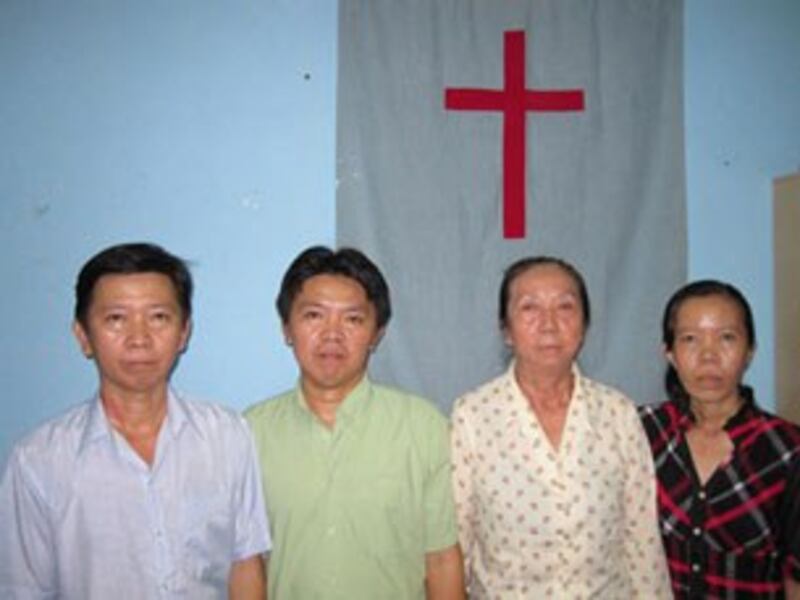 Gia đình chị  Vương Thị Viếng (thứ 3 từ trái)tại Hội Thánh Tin Lành, Thái Lan.(tháng 4/2012)