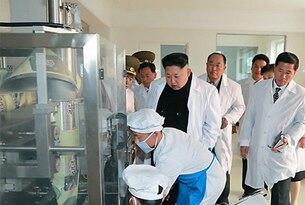 북한 김정은 국방위원회 제1위원장이 조선인민군 제534부대 산하 종합식료 가공공장을 현지지도하고 있다.