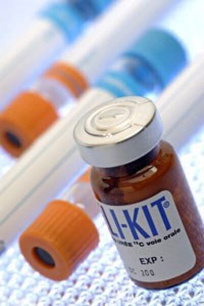 Heli -kit dùng để thử hơi thở nhằm xác định sự hiện diện của vi khuẩn Helicobacter pylori ở bệnh nhân. AFP photo