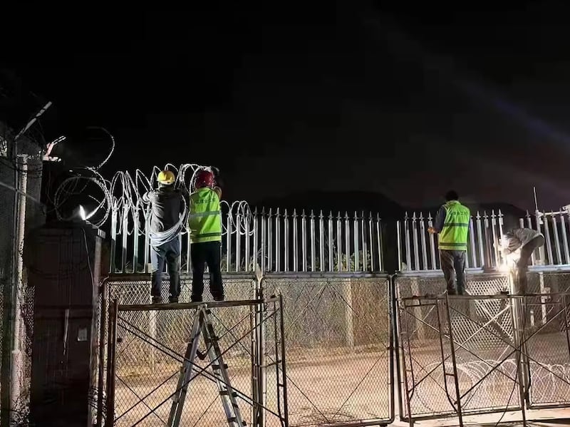 有網民發現,在深圳蓮塘口岸附近,有工人連夜加高、加固鐵絲網。有人估計,是為防止再有人偷渡。(網上圖片)