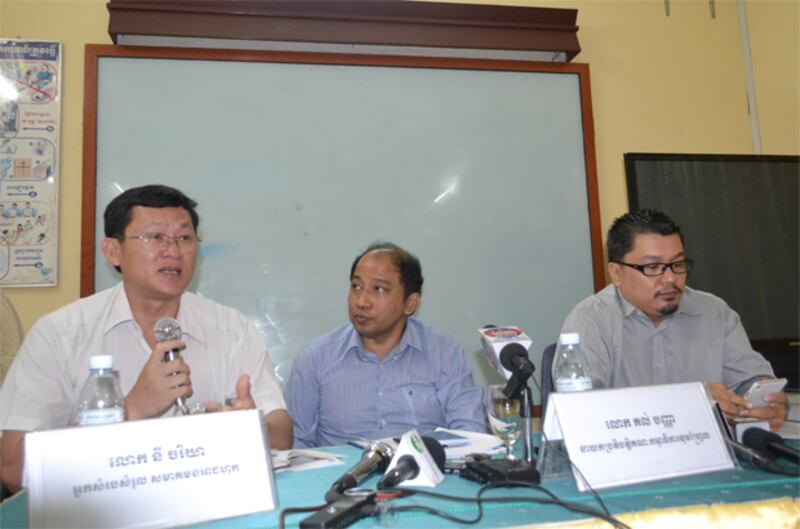 (ពីឆ្វេង)៖ ប្រធានផ្នែកអង្កេតនៃសមាគមអាដហុក (Adhoc) លោក នី ចរិយា នាយកប្រតិបត្តិនៃអង្គការខុមហ្វ្រែល (Comfrel) លោក គល់ បញ្ញា និងប្រធានក្រុមក្រុមប្រឹក្សាភិបាលនៃមជ្ឈមណ្ឌលសិទ្ធិមនុស្សកម្ពុជា (CCHR) លោក អ៊ូ វីរៈ ថ្លែងនៅក្នុងសន្និសីទកាសែតអំពីសារាចររបស់ប្រធានរដ្ឋសភា លោក ហេង សំរិន នាទីស្នាក់ការនៃអង្គការខុមហ្វ្រែល កាលពីថ្ងៃទី២ ខែតុលា ឆ្នាំ២០១៤។