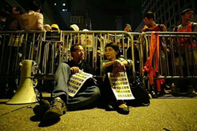 自旺角警民關係出現緊張局面,香港泛民主派立法會議員張超雄(圖左)及毛孟靜自發去到現場,按捺警察與集會人士劍拔弩張的情緒。張超雄指,自二人往旺角後,其他的立法會泛民主派議員亦陸續自發參與,前往衝突較易發生的地區平息干戈。(張超雄臉書)