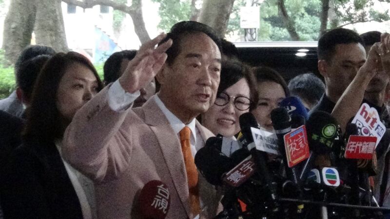 宋楚瑜说他的民调就像台湾正在向上起飞。（记者夏小华摄）