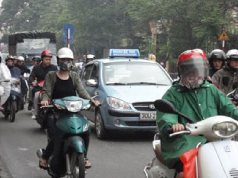 Xe cộ lưu thông giờ cao điểm tại Hà Nội, ảnh chụp trước đây.