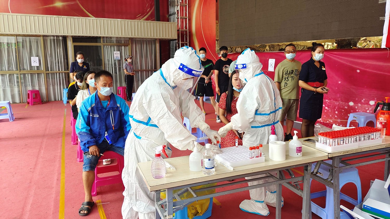 2021 年 7 月 5 日，瑞丽城区、畹町片区范围内开展全员核酸检测。 （路透社）