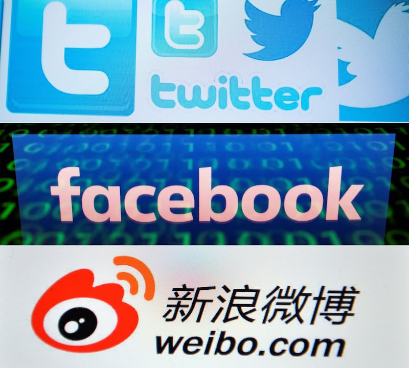 中国青年严正抗议推特脸书被封锁，却不提国内微信群大量被封 。（资料图/法新社）