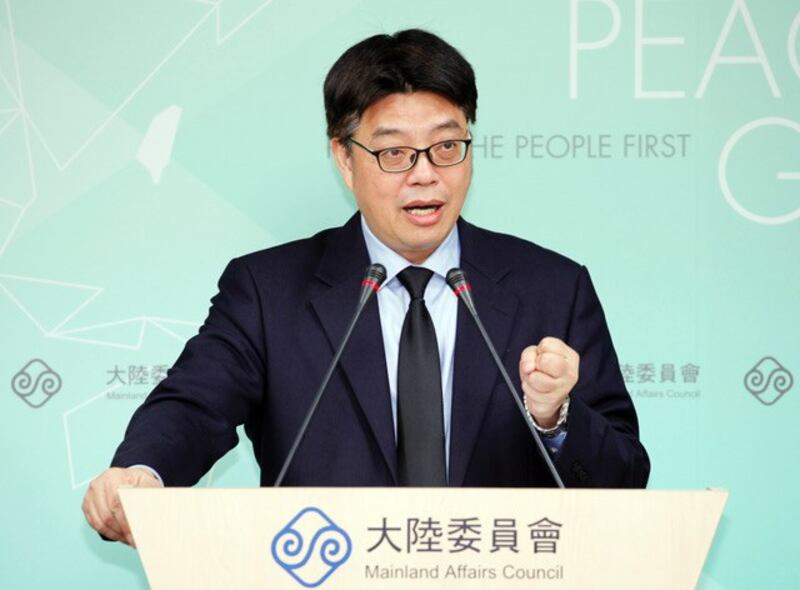 陆委会发言人邱垂正说明，台湾成立在港学生返台专案小组事宜。（记者 李宗翰摄）