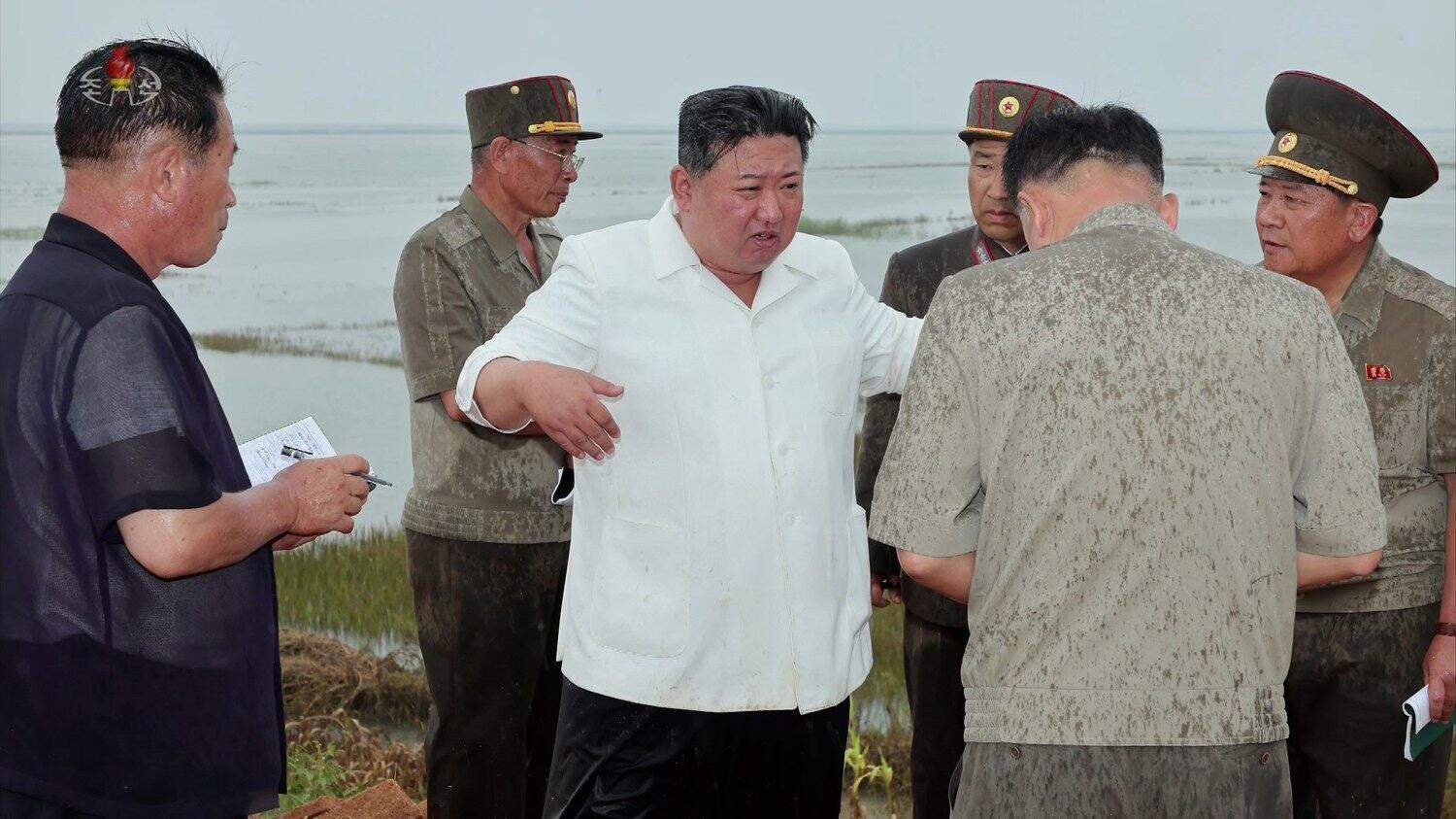 김정은 북한 국무위원장이 지난 21일 평안남도 간석지건설종합기업소 안석간석지 피해복구 현장을 현지지도 했다고 조선중앙통신이 22일 보도했다. 이곳은 간석지 제방 배수 구조물 설치 공사가 제대로 이뤄지지 않아 바닷물에 제방이 파괴되면서 간석지 구역이 침수됐다고 한다.