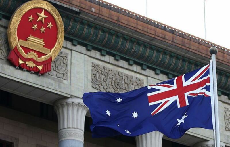 澳中贸易关系恶化葡萄酒和大麦关税风波起。图为中国官方建筑前飘扬的澳大利亚国旗。(资料图/法新社)