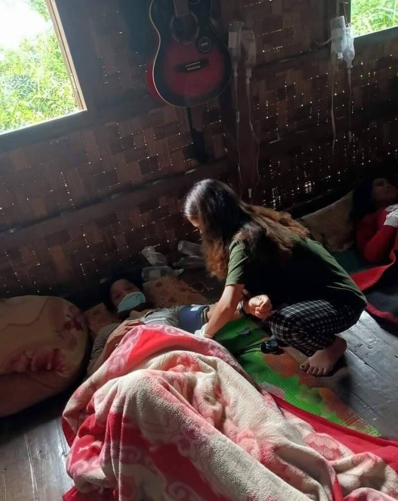 မင်းတပ်မြို့နယ် ပန်းသွယ်ရွာမှ ဝမ်းရောဂါ ကူးစက်ခံရသည့်လူနာအား ဆေးကုသပေးနေသည်ကို ၂၀၂၄ ခုနှစ် ဇွန်လ ၂၈ ရက်နေ့က တွေ့ရစဉ်။ (Citizen Photo)