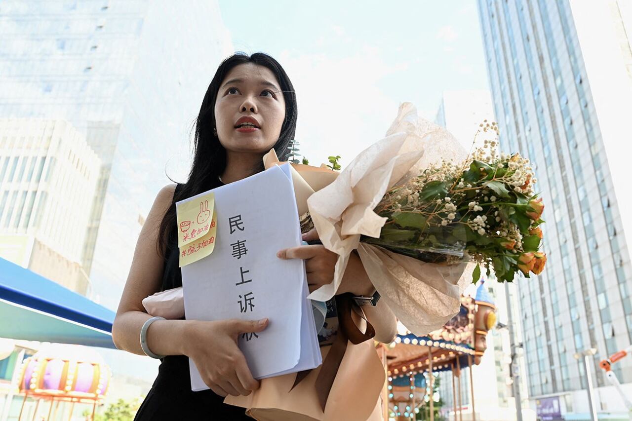 弦子(周晓璇)起诉央视知名电视主持人朱军性骚扰的案件,2022年8月10日,弦子抵达北京市第一中级法院。