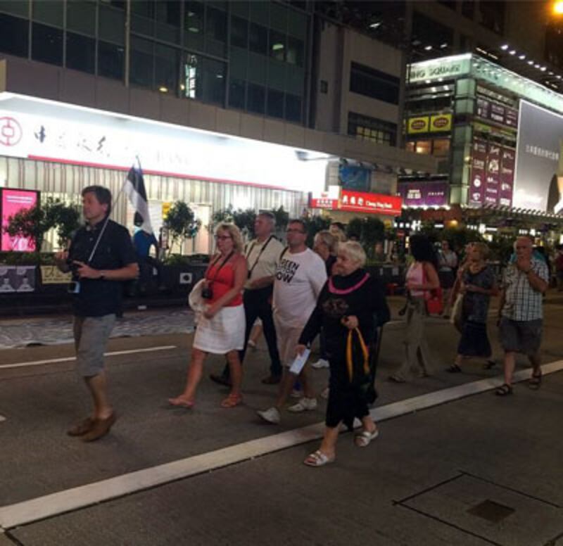 香港10月外國遊客數量減少﹐但有不少外國旅客在導遊帶領下，到旺角佔領區感受集會氣氛。（目擊者2014年10月30日晚拍攝）