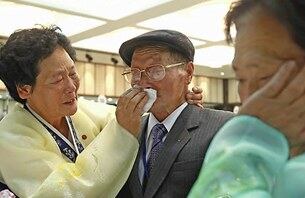 워싱턴의 실향민들은 내년에는 고향에 갈 수 있는 길이 트였으면 좋겠다고 호소했다. 사진은 지난달 열린 남북 이산가족 상봉행사 모습.