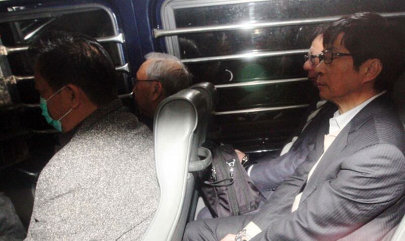 2014年12月23日,四名被告許仕仁、關雄生(前排右)及郭炳江、陳鉅源(後排右),四人神情落幕準備出庭應訊。(粵語部黃樂濤攝)