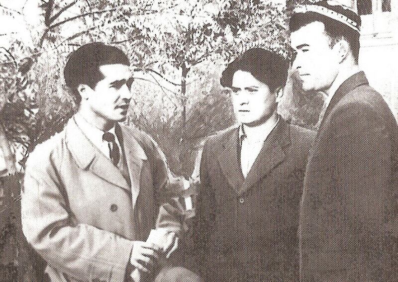 1956-يىلىدىكى ئۆزبېكىستان دۆلەتلىك ئوتتۇرا ئاسىيا ئۇنىۋېرسىتېتىنىڭ ئۇيغۇر ئوقۇغۇچىلىرى، سولدىن باشلاپ: مۇرات ھەمرايېف، دولقۇن ياسىن، ئەخمەت ئىگەمبەردى. 1956-يىلى، تاشكەنت