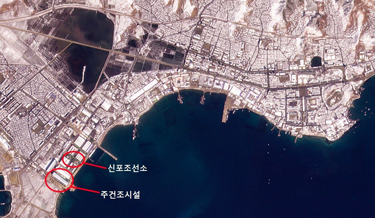 미국 상업위성 '플래닛랩스(Planet Labs)'가 2023년 3월 13일에 촬영한 북한 함경남도 신포 조선소. 북한이 지난 12일 잠수함에서 전략순항미사일을 발사하기 전인 3월 6일부터 9일까지 신포조선소를 살펴본 결과 특이 동향이 발견되지 않았으며, 특히 9-12일에는 구름이 많이 껴 관찰이 어려웠다. 미사일 발사 직후인 13일에도 특이점이 발견되지 않았다.