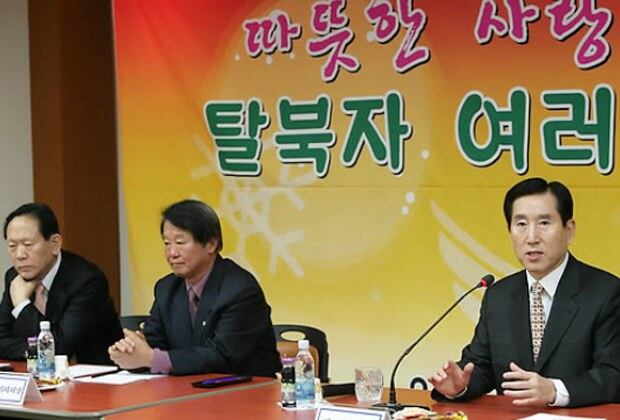 2010년 12월 22일 경찰청에서 열린 모범 북한이탈주민 초청 간담회에서 조현오 경찰청장이 격려사를 하고 있다.
