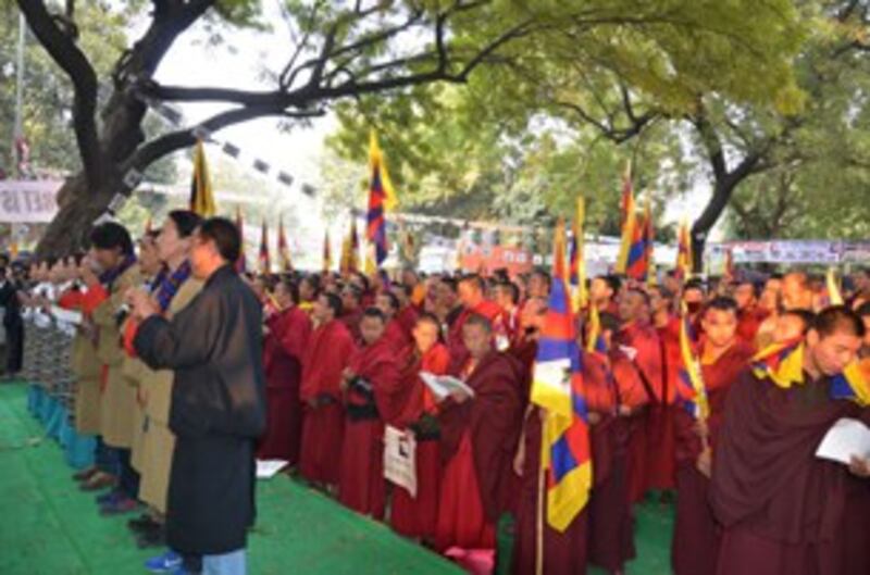 图片：藏人行政中央歌舞团表演队在闭幕仪式上领唱“正义之歌”。（记者丹珍拍摄）