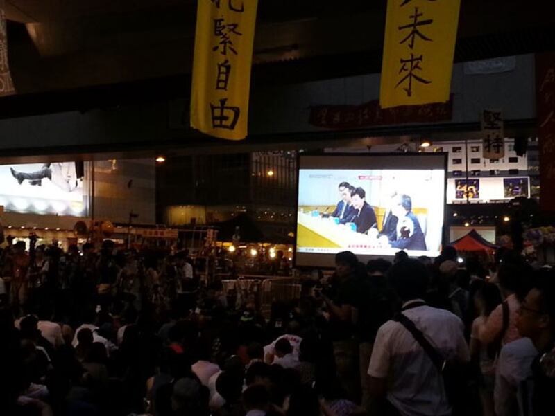 2014年10月21日，大批市民到金鐘夏愨道集會現場，收看學聯和政府會面的現場直播。（粵語部記者林靜攝）