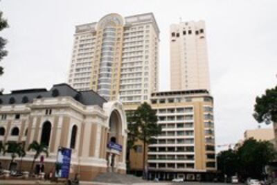 Nhà hát lớn TPHCM (trái). RFA PHOTO.