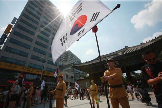 광복절을 하루 앞둔 14일 덕수궁 대한문 앞에서 광복 70주년을 맞아 광복군 복장을 한 관계자들이 왕궁 수문장 교대의식을 재현하고 있다.