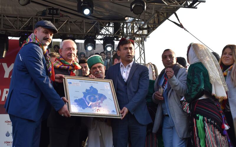 ئەڭ چوڭ ئۆكتىچى پارتىيە جۇمھۇرىيەتچى خەلق پارتىيە رەئىسى كەمال قىلىچداروغلۇ ئۇيغۇر بۆلمىسىدە. 2023-يىلى يانۋار، تۈركىيە.