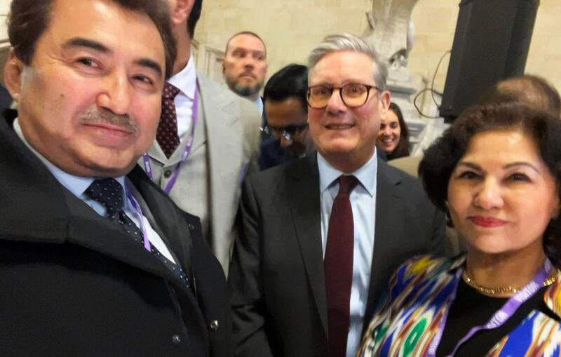 ئەنگلىيە پارلامېنتىنىڭ ئىپتار زىياپىتىگە تەكلىپ بىلەن قاتناشقان روشەن ئابباس ۋە ئابدۇلھاكىم ئىدرىس ئەنگلىيە باش ۋەزىرى كېيەر ستارمەر بىلەن بىللە. 2025-يىلى 4-مارت، لوندون.